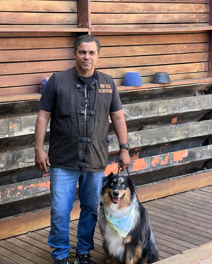 John Faiz com um dos cães que adestrou